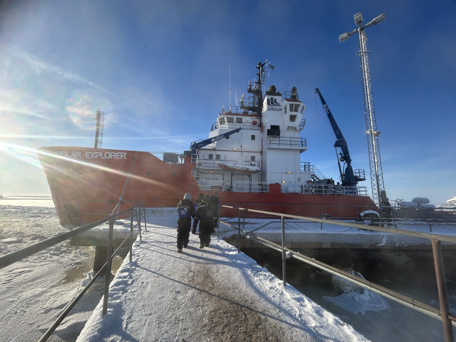 אוניית Polar Explorer בנמל המושלג לפני שיט שוברת קרח בלפלנד